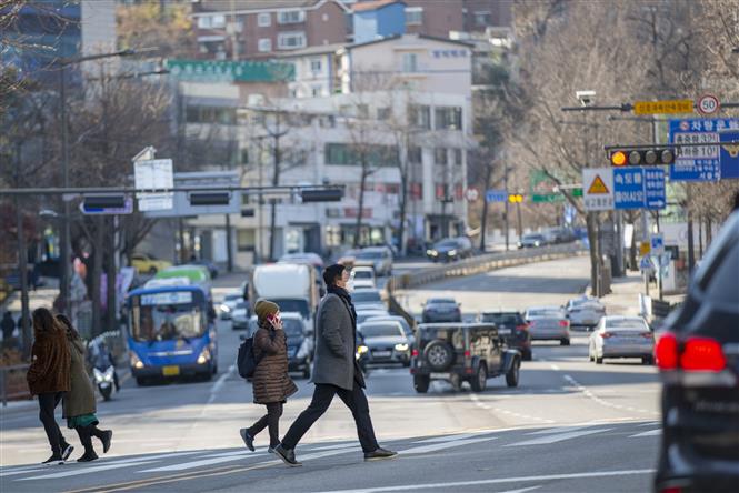 Người dân di chuyển trên phố ở Seoul, Hàn Quốc ngày 1/12/2021. Ảnh: THX/TTXVN