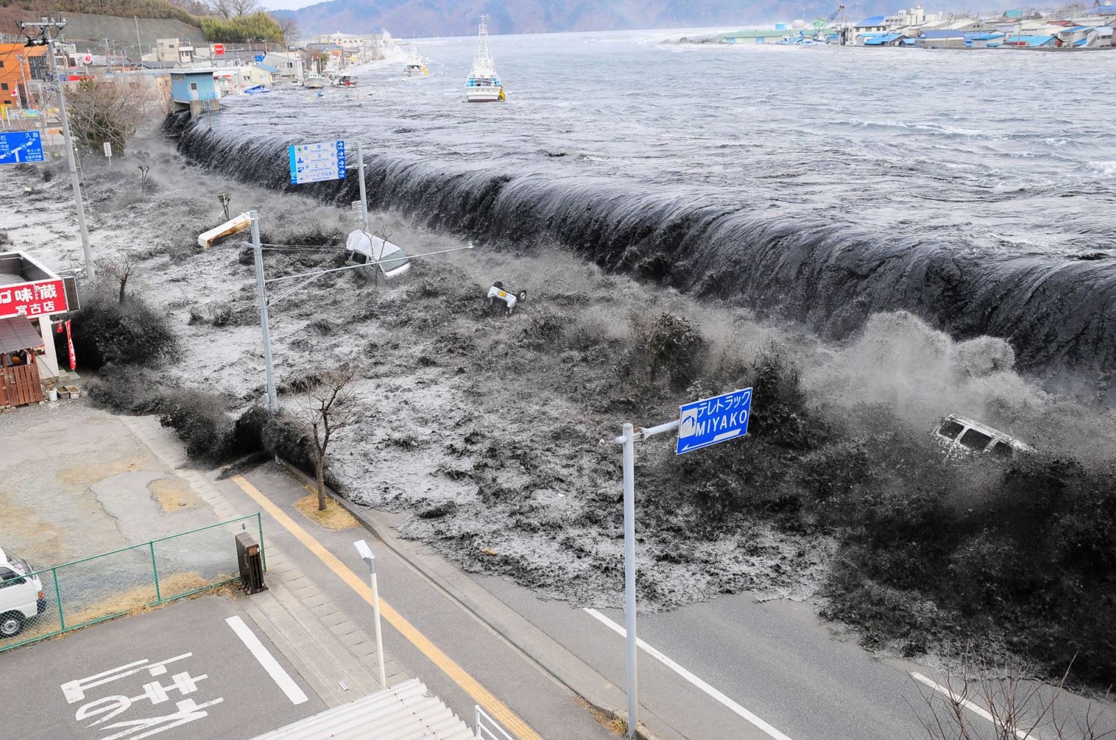 Sóng thần tấn công bờ biển Nhật Bản | baotintuc.vn