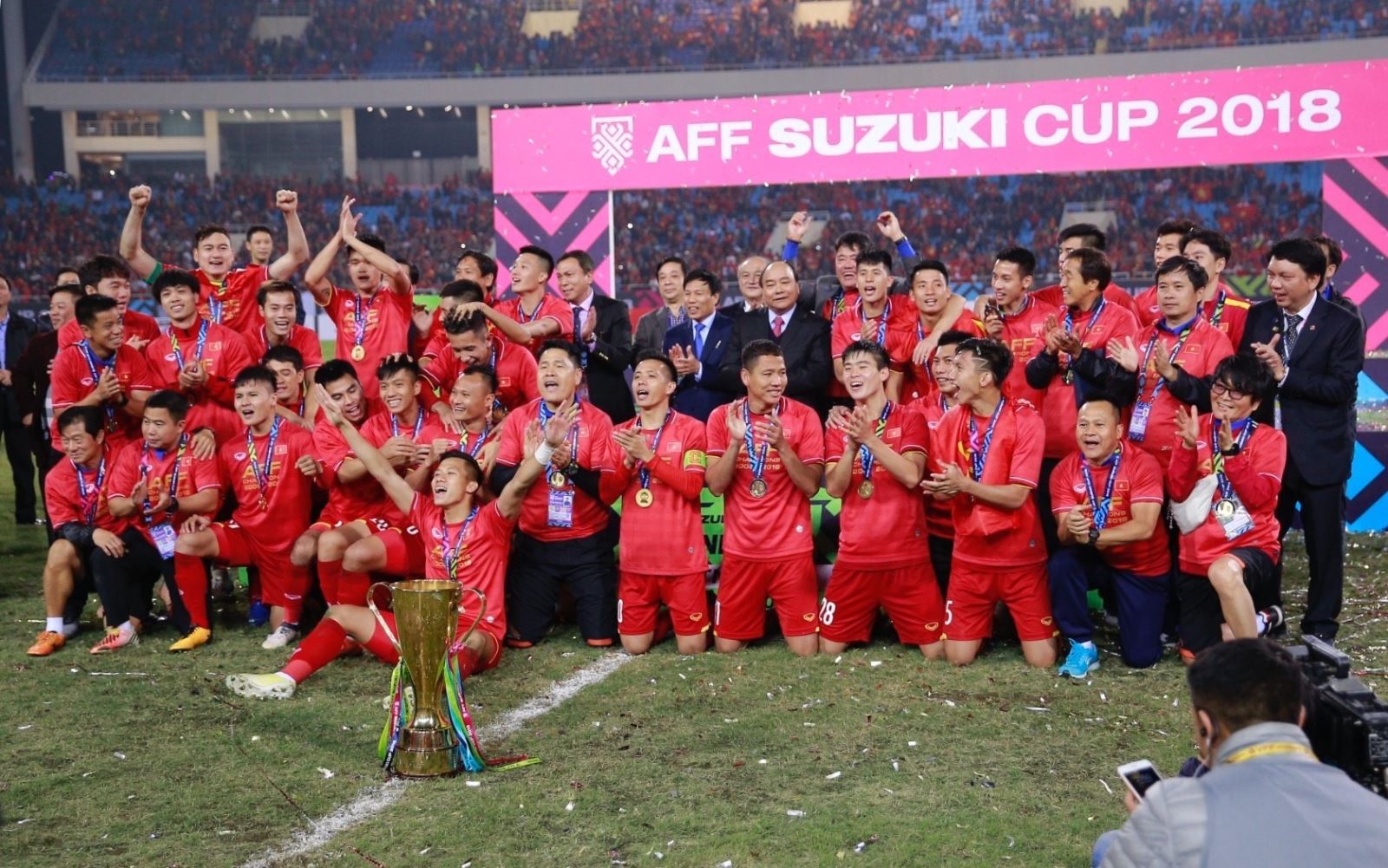 Đội tuyển Việt Nam đã vô địch sau những trận đấu hấp dẫn và đầy kịch tính. Hãy cùng xem hình ảnh để cảm nhận được niềm vui, sự tự hào và lòng trân trọng mà đội tuyển đã dành cho những người hâm mộ và đất nước.