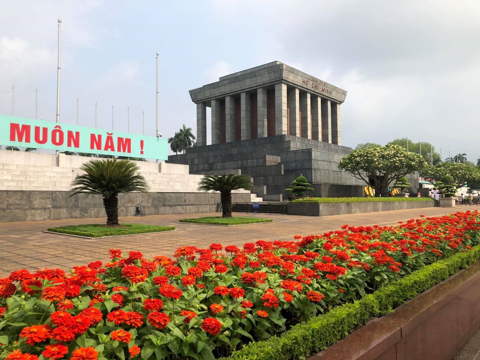 Viếng lăng Chủ tịch Hồ Chí Minh sẽ là một trải nghiệm tuyệt vời cho bạn để tìm hiểu về nhân cách đức tính của một vị lãnh đạo vĩ đại và nước Việt Nam yêu quý. Hãy tới đây và cùng tôn vinh tinh thần vĩ đại của Người.