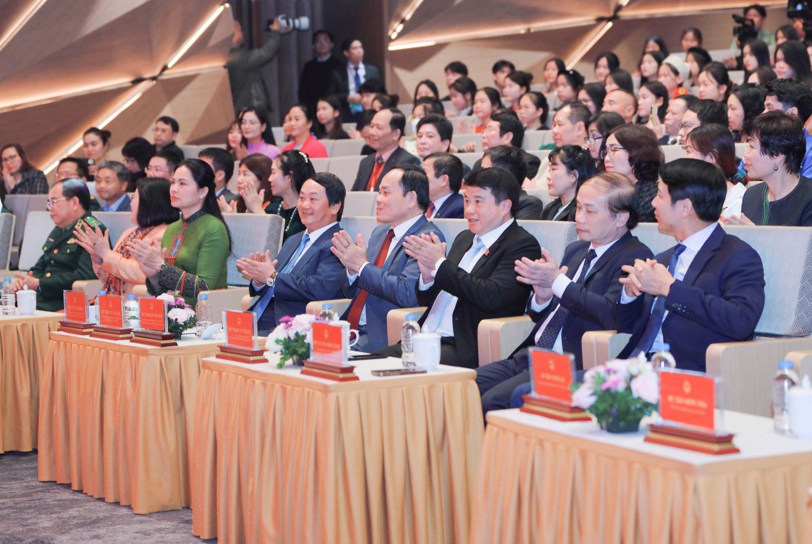 Phó Thủ tướng Chính phủ Trần Lưu Quang cùng các đồng chí lãnh đạo các bộ, ngành tham dự lễ tuyên dương.