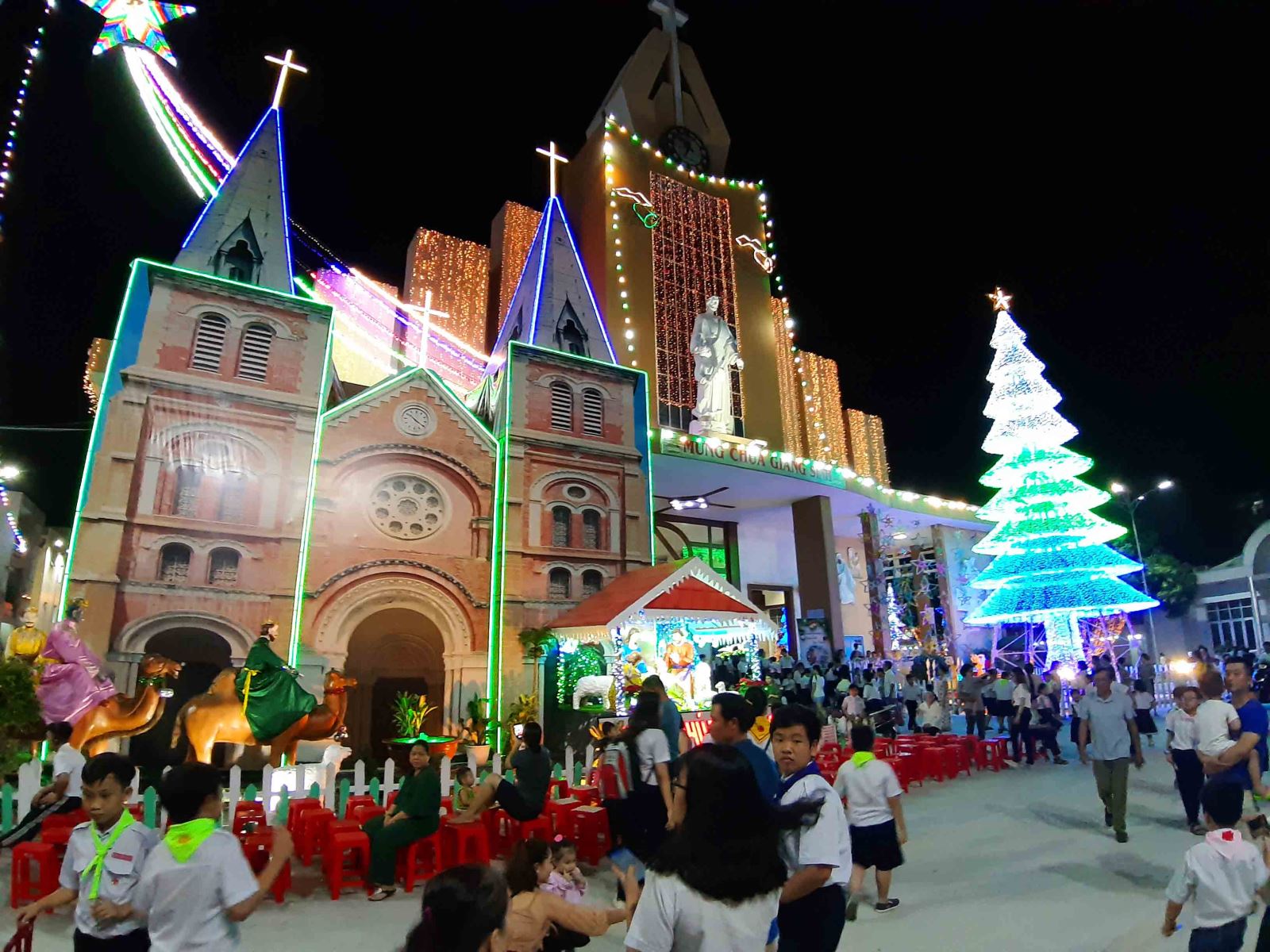 Không khí Noel tràn ngập khắp nơi ở TP Hồ Chí Minh | baotintuc.vn