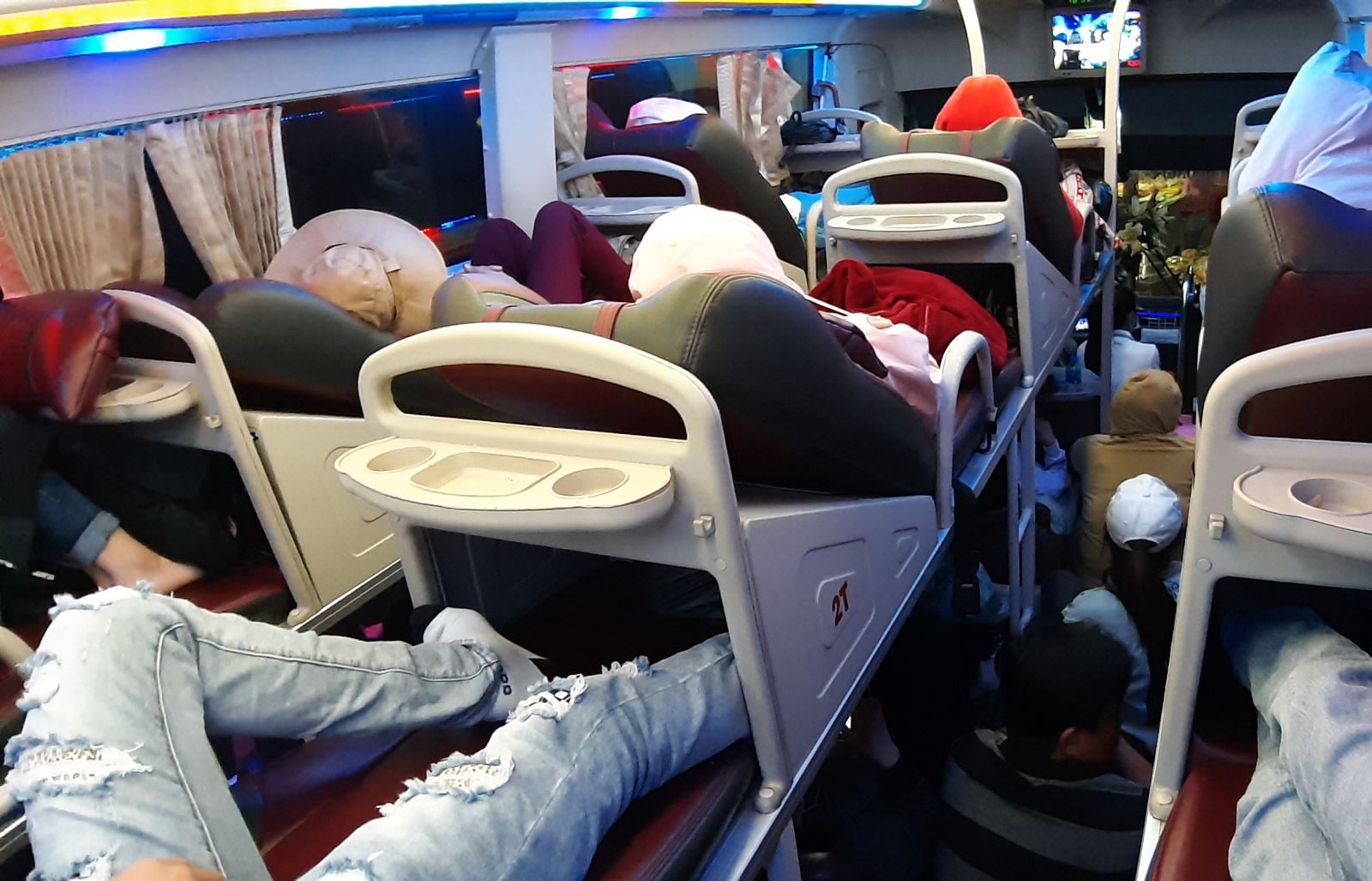 Xe giường nằm nhồi nhét chật kín hành khách | baotintuc.vn