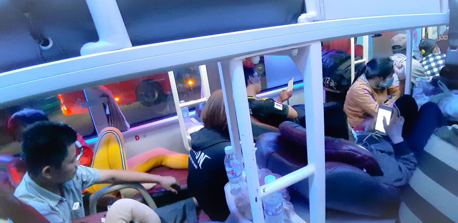 Xe giường nằm nhồi nhét chật kín hành khách | baotintuc.vn