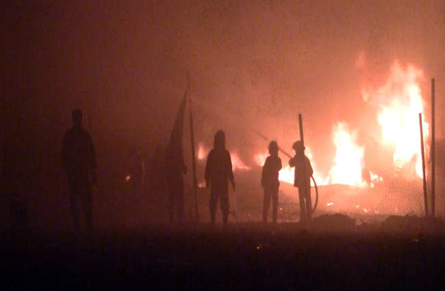 Các chiến sĩ tiếp cận hiện trường dập lửa.