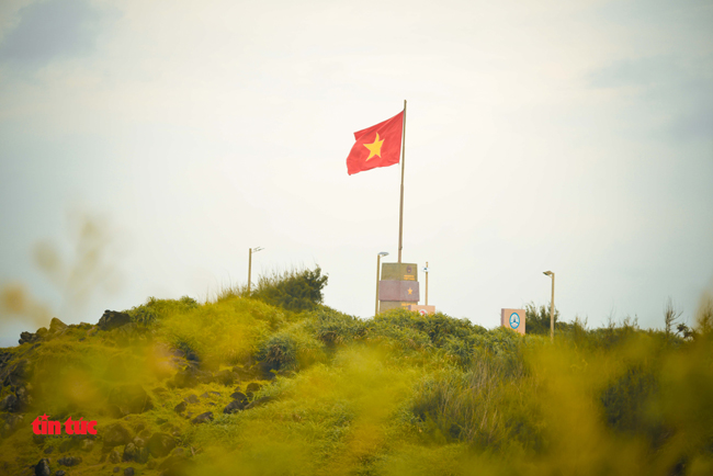 Cột cờ Phú Quý, nằm trên hòn đảo nhỏ đẹp tuyệt vời ở Bình Thuận, đó là biểu tượng đầy ý nghĩa về chủ quyền của Tổ quốc. Chiêm ngưỡng những bức ảnh cột cờ việt nam hoành tráng này sẽ đưa bạn đến gần hơn với một trong những cột cờ đẹp nhất của Việt Nam. Đăng ký xem ngay để cảm nhận cảm giác tuyệt vời!