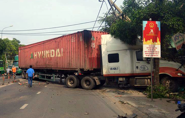 Xe container nổ lốp đâm sập nhà dân | baotintuc.vn