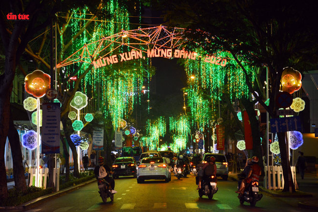 Đường phố đêm TP Hồ Chí Minh ngập tràn sự sống động, với những chiếc xe thể thao phóng nhanh, những quán bar đầy âm thanh nhịp nhàng. Cùng bước vào đêm TP Hồ Chí Minh và chụp những bức ảnh đẹp nhất để giữ lại những kỷ niệm vô giá.