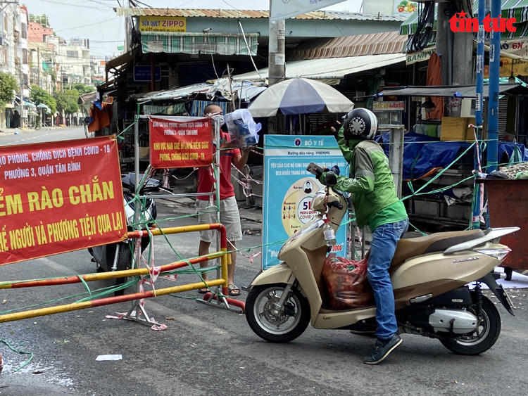 TP Hồ Chí Minh tạo điều kiện cho shipper đưa hàng hóa đến người dân