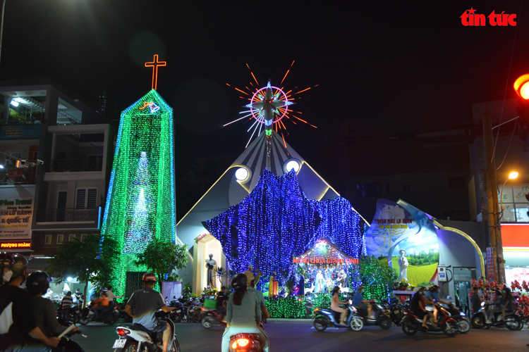 Các nhà thờ, trung tâm thương mại TP Hồ Chí Minh trang hoàng đón ...