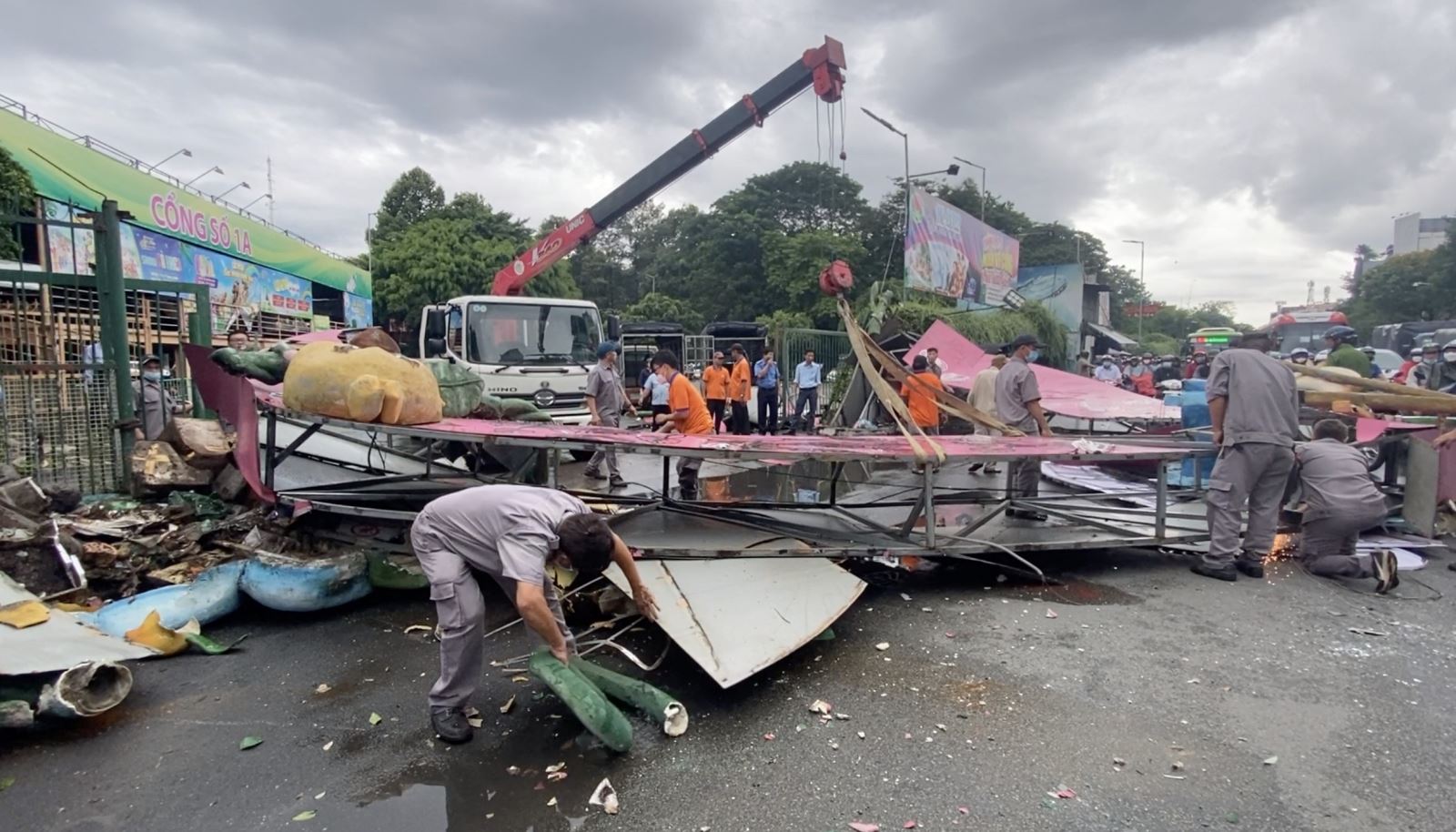 TP Hồ Chí Minh: Cổng chào cao 5 m công viên nước Đầm Sen đổ sập ...