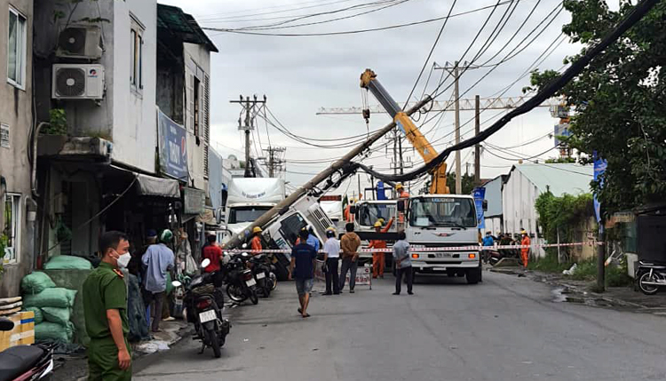 TP Hồ Chí Minh: Xe container kéo gãy trụ điện gây mất điện cho 1.300 hộ dân