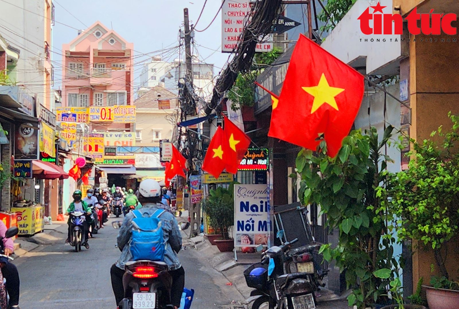 Đường phố TP Hồ Chí Minh rực rỡ cờ đỏ sao vàng chào mừng 48 năm ...