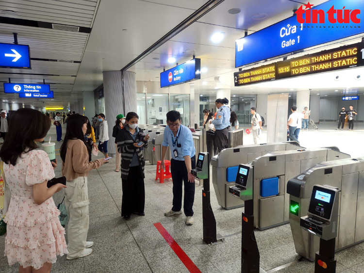 Triển khai cấp thẻ căn cước, tài khoản định danh điện tử lưu động tại nhà ga metro số 1