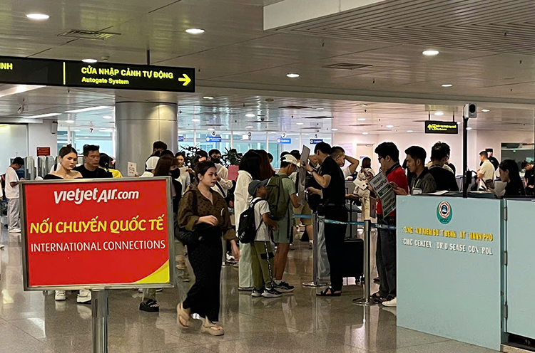 Cảng Hàng không quốc tế Tân Sơn Nhất tăng cường phòng, chống dịch Ebola Chú thích ảnh