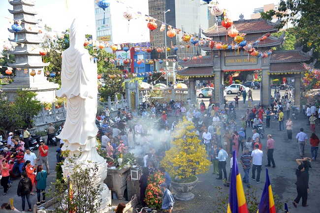 Người dân TP Hồ Chí Minh nô nức đi lễ chùa đầu năm | baotintuc.vn
