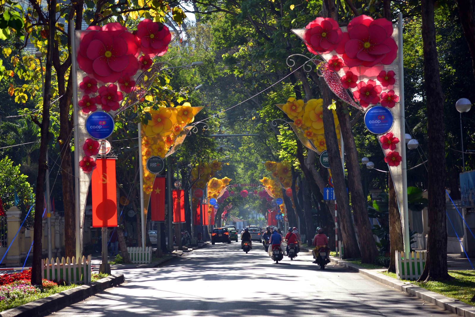 TP Hồ Chí Minh - với nhịp sống nhanh, tràn đầy sức sống và màu sắc tươi trẻ, chắc chắn sẽ không khiến bạn thất vọng. Hãy xem hình ảnh để có được một cái nhìn tổng thể về thành phố hiện đại, đầy năng động và phát triển này.