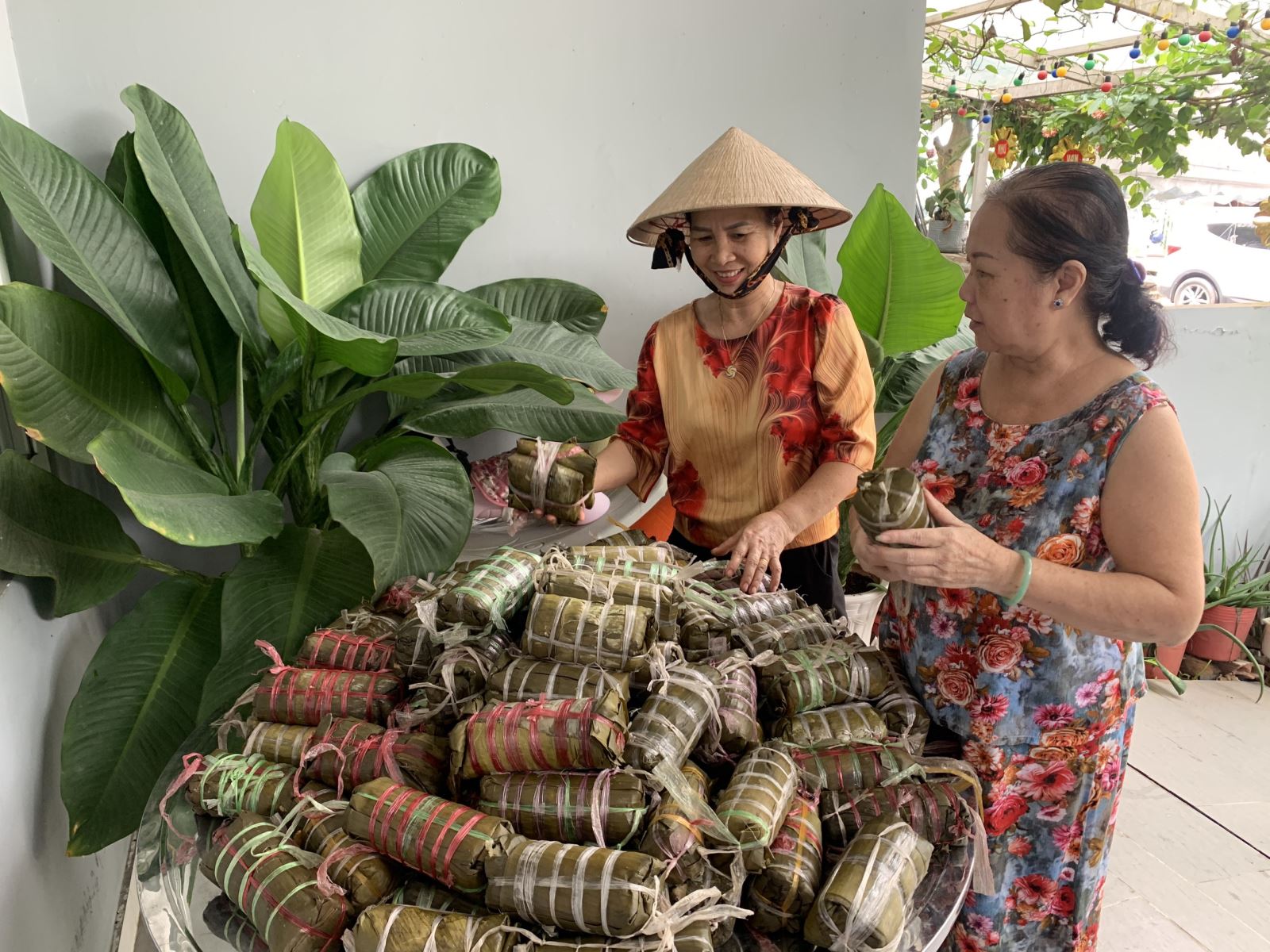 Người Dân Tp Hồ Chí Minh Gói Bánh Tét Ủng Hộ Đồng Bào Miền Trung |  Baotintuc.Vn