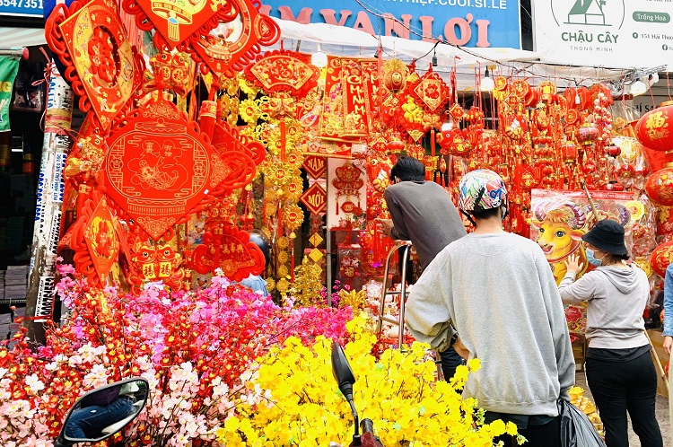 Mua sắm đồ trang trí Tết là một truyền thống đặc biệt của người Việt. Tại các cửa hàng đồ trang trí Tết, bạn sẽ tìm thấy đủ loại hoa quả, cây cảnh và những vật dụng trang trí cổ truyền để biến căn nhà của mình trở nên tràn đầy không khí Tết.