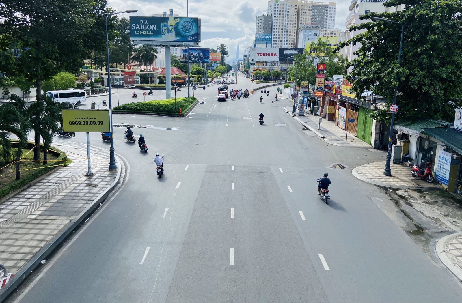 Đường phố TP Hồ Chí Minh vắng vẻ trong ngày đầu thực hiện Chỉ thị ...