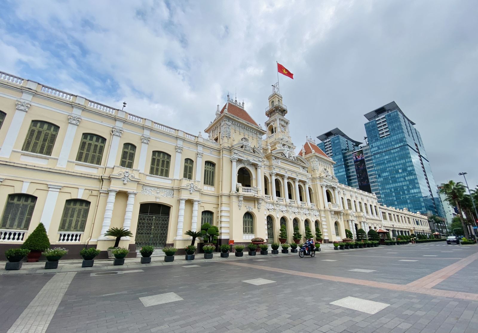 TP Hồ Chí Minh là một trong những thành phố lớn nhất Việt Nam, nơi mang đến những điểm tham quan vô cùng thú vị và phong phú cho du khách khám phá. Nhìn qua những hình ảnh, bạn sẽ muốn đến đây khám phá ngay và luôn.