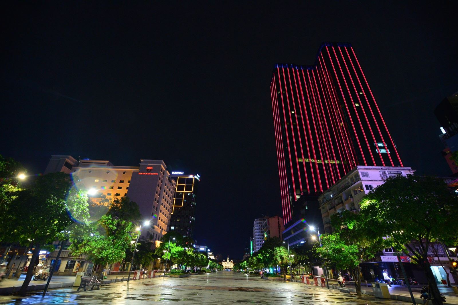 TP Hồ Chí Minh: Tận hưởng nhịp sống sôi động của một trong những thành phố đông đúc nhất Việt Nam - TP Hồ Chí Minh! Khám phá văn hóa đa dạng và thăng hoa trong không gian đô thị hiện đại này qua những hình ảnh chất lượng cao.