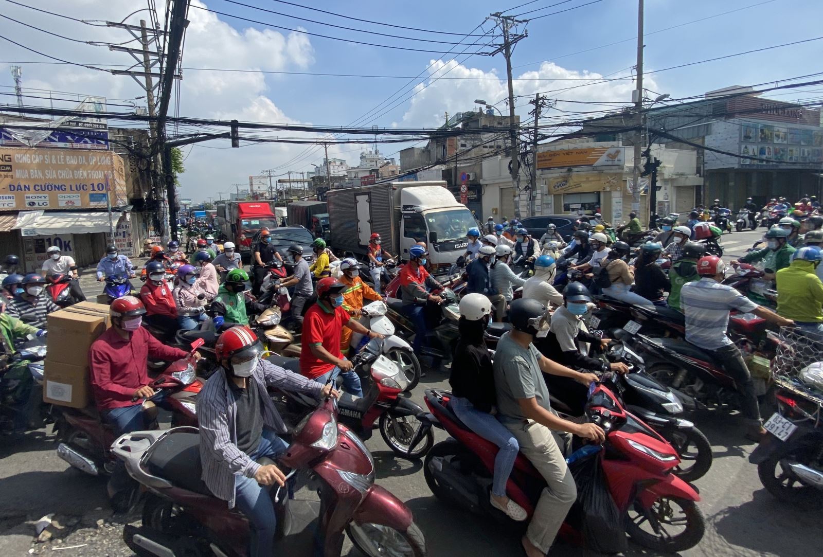 Người dân ùn ùn đổ ra đường trước giờ TP Hồ Chí Minh siết giãn ...