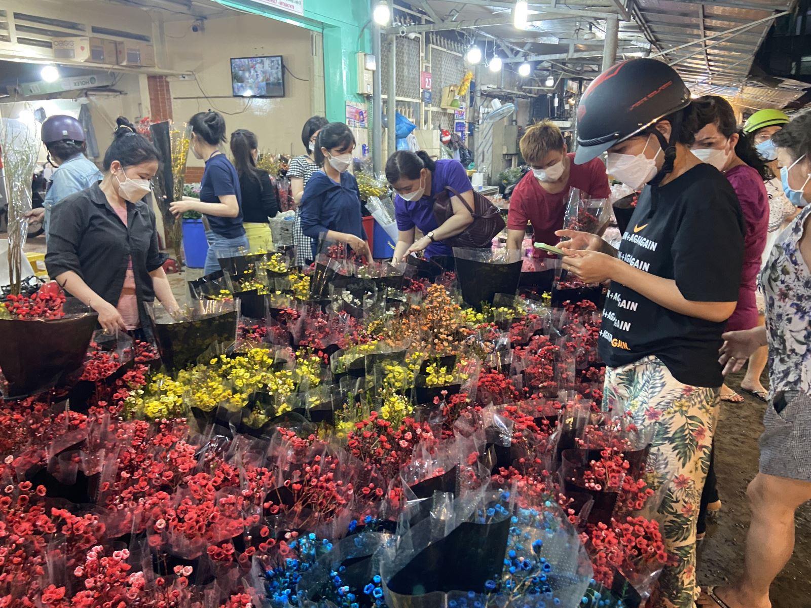 Nhộn nhịp không khí bán, mua tại chợ hoa Tết lớn nhất TP Hồ Chí Minh