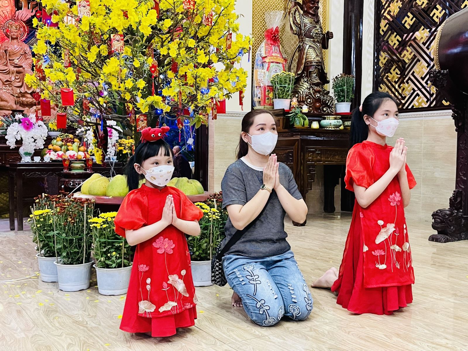 Lễ chùa: Lễ chùa luôn là một trong những nét đẹp truyền thống của Việt Nam vào dịp Tết. Nếu bạn muốn tìm hiểu thêm về nghi lễ và phong tục tại các đền chùa trong ngày Tết thì đừng bỏ qua hình ảnh này nhé!