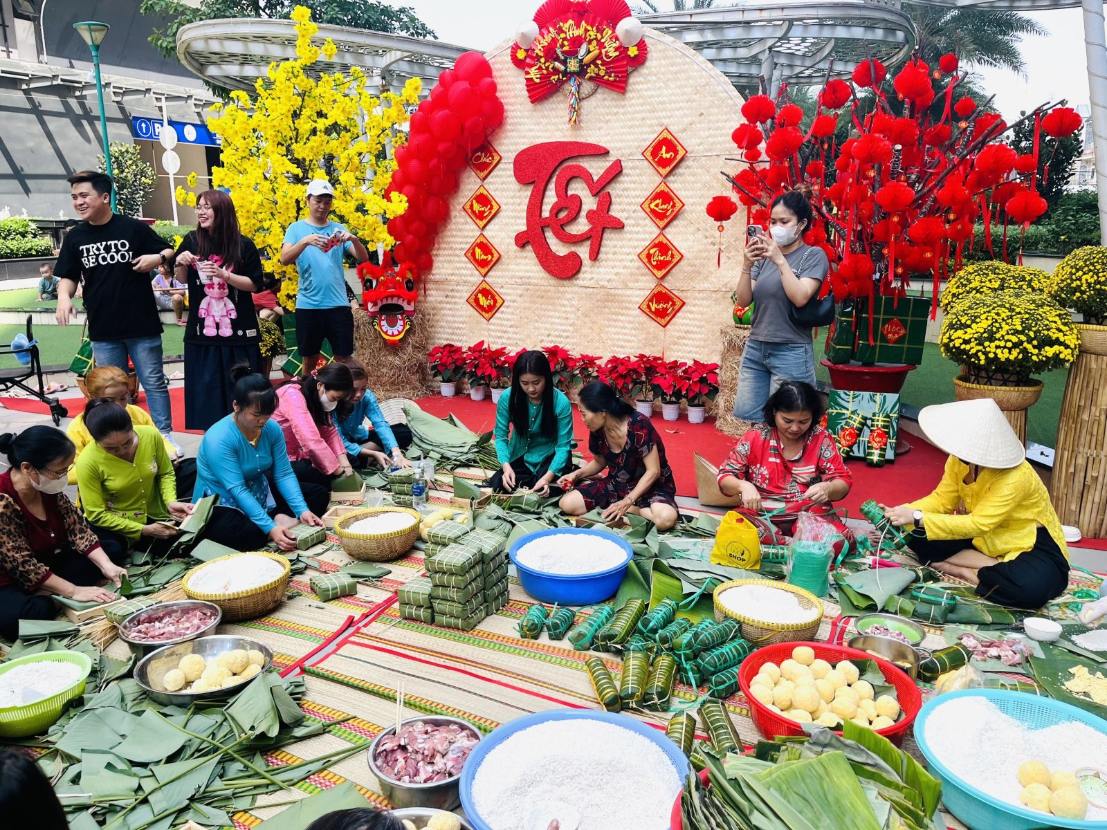 Người dân chung cư TP Hồ Chí Minh rộn ràng gói bánh chưng đón Tết sớm