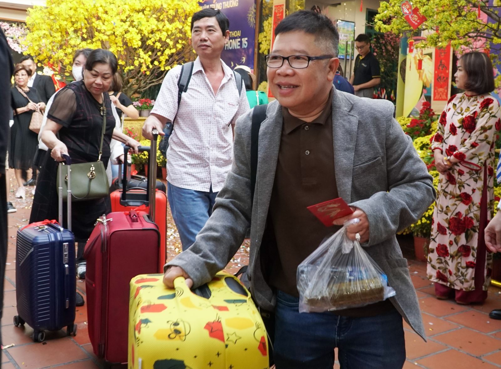 Mùng 1 Tết: Lưu giữa không gian của du khách tấp nập ở TP Hồ Chí Minh