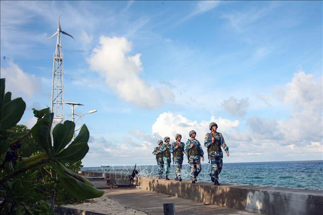 Chiến sỹ đảo Trường Sa thường xuyên nâng cao cảnh giác, ngày đêm tuần tra bảo vệ chủ quyền biển, đảo thiêng liêng của Tổ quốc. Ảnh: Hoàng Hải/TTXVN