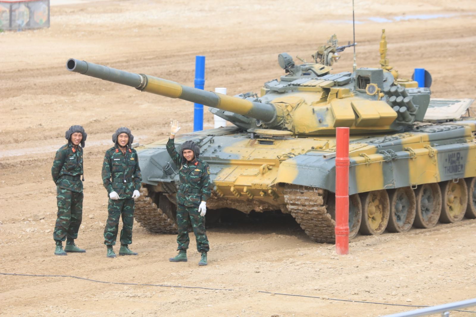 Chung kết Tank là những giây phút gay cấn không thể bỏ lỡ với hình ảnh chiếc xe tăng Việt Nam ra sức tranh tài và giành chiến thắng cùng hàng ngàn khán giả hồi hộp chứng kiến. Bạn sẽ được xem một màn trình diễn về sức mạnh và tài năng quân sự của quân đội Việt Nam.