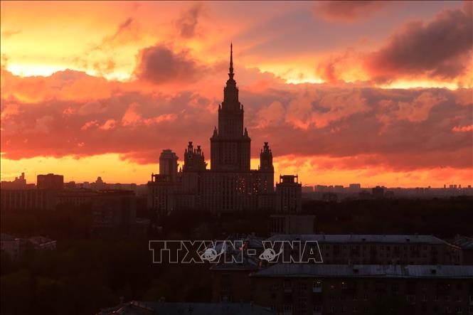 Bầu trời Moskva: Bạn đã thử đứng dưới bầu trời Moskva và nhìn lên chưa? Cảm giác bình yên và tĩnh lặng với những đám mây trôi qua như những bông tuyết rơi xuống. Hình ảnh đầy sắc màu khiến bạn không thể rời mắt và muốn khám phá hơn về thành phố đầy lịch sử này.