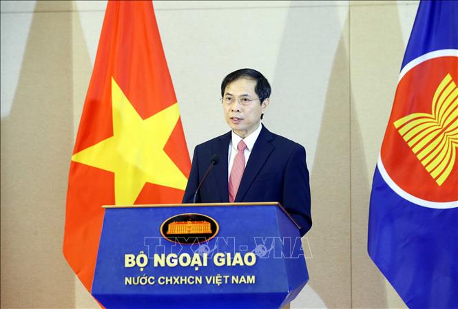 Bộ trưởng Bộ Ngoại giao Bùi Thanh Sơn phát biểu tại Lễ chào cờ ASEAN theo hình thức trực tuyến tại điểm cầu Hà Nội.