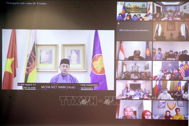 Đại sứ Brunei tại Việt Nam, Ngài Pengiran Haji Sahari bin Pengiran Haji Salleh phát biểu tại Ngày Gia đình ASEAN (ASEAN Family Day) với khẩu hiệu “ASEAN đoàn kết chung tay đẩy lùi COVID-19” theo hình thức trực tuyến.