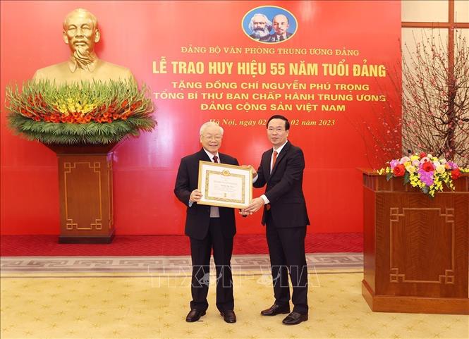 Đồng chí Võ Văn Thưởng, Ủy viên Bộ Chính trị, Thường trực Ban Bí thư, trao Huy hiệu 55 năm tuổi Đảng tặng Tổng Bí thư Nguyễn Phú Trọng