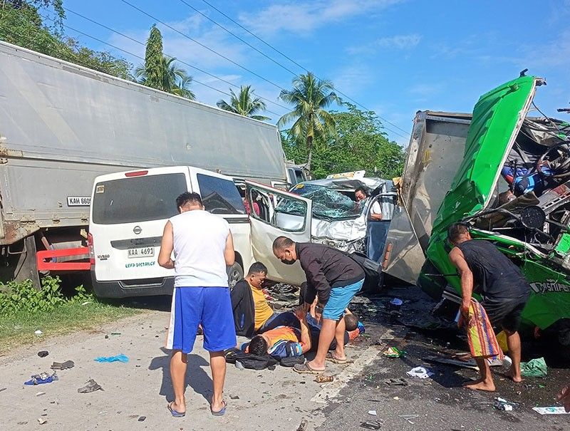 Road accident in the Philippines kills many policemen