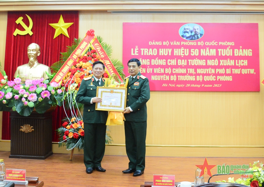 Trao Huy hiệu 50 năm tuổi Đảng tặng Đại tướng Ngô Xuân Lịch | baotintuc.vn