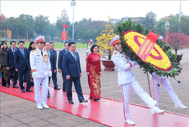 Đoàn đại biểu thành phố Hà Nội đến đặt vòng hoa và vào Lăng viếng Chủ tịch Hồ Chí Minh. 