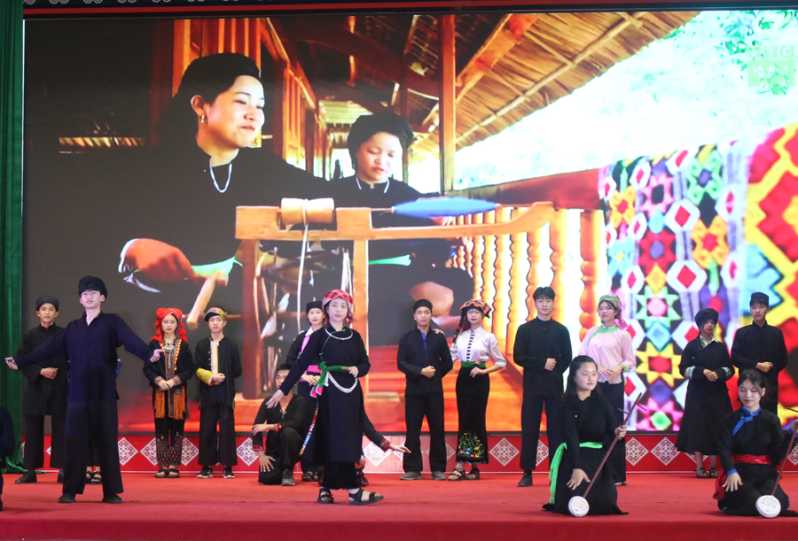 Lần đầu tiên phát động 'Tuần lễ trang phục truyền thống các dân tộc' tỉnh Lào Cai