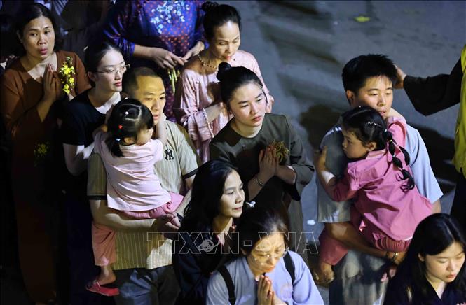 Xếp hàng xuyên đêm chiêm bái xá lợi Đức Phật tại chùa Quán Sứ- Ảnh 5. Xếp hàng xuyên đêm chiêm bái xá lợi Đức Phật tại chùa Quán Sứ- Ảnh 5.