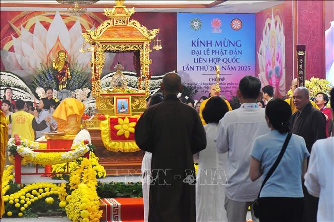 Xếp hàng xuyên đêm chiêm bái xá lợi Đức Phật tại chùa Quán Sứ- Ảnh 9. Xếp hàng xuyên đêm chiêm bái xá lợi Đức Phật tại chùa Quán Sứ- Ảnh 9.