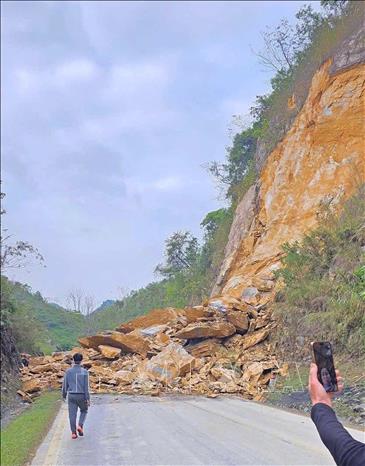 Sạt lở đất đá trên Quốc lộ 6 làm 3 người tử vong, 2 người bị thương Chú thích ảnh