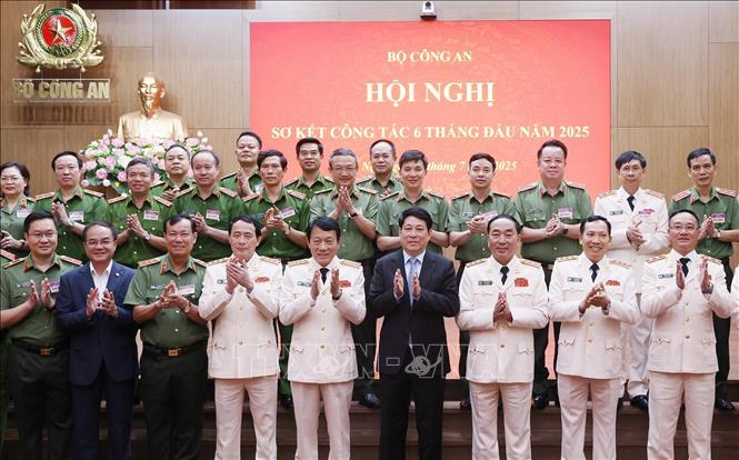 Hình ảnh 4 Chủ tịch nước Lương Cường với lãnh đạo Bộ Công an và đại biểu dự Hội nghị. Ảnh: Lâm Khánh/TTXVN