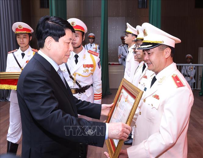 Hình ảnh 3 Chủ tịch nước Lương Cường trao Huân chương Quân công, Huân chương Chiến công và Huân chương bảo vệ Tổ quốc tặng các đơn vị và cá nhân của Bộ Công an. Ảnh: Lâm Khánh/ TTXVN