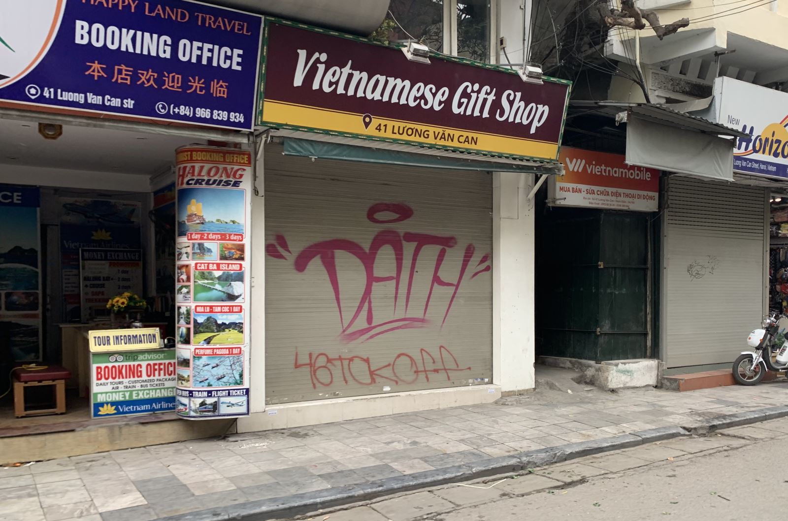 Hàng loạt các cửa hàng tại phố cổ Hà Nội đóng cửa | baotintuc.vn