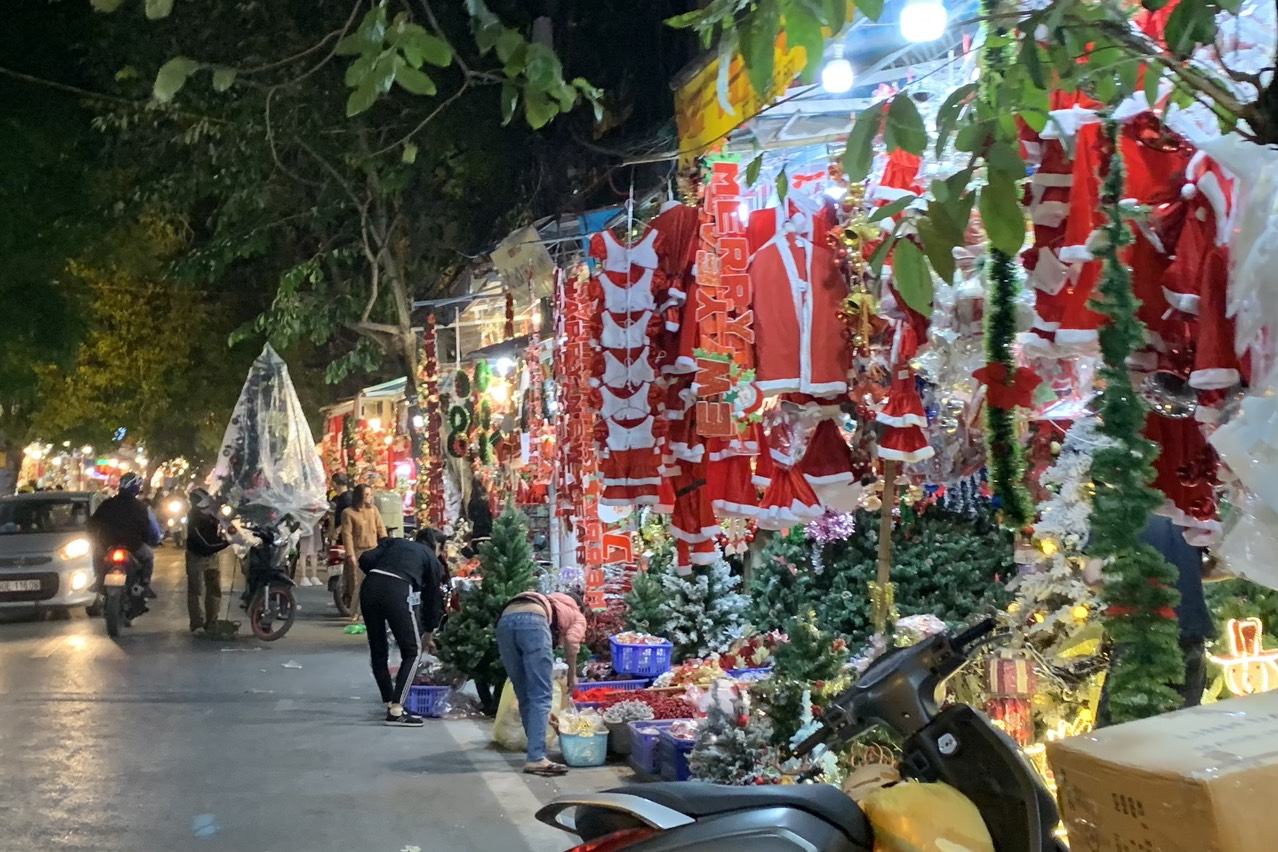 Phố Hàng Mã: Thưởng thức một trong những phố cổ đẹp nhất Hà Nội - Phố Hàng Mã. Tận hưởng không khí Giáng sinh và mua sắm những món quà tặng cho gia đình và bạn bè của mình. Qua hình ảnh, bạn sẽ có thể cảm nhận được không khí Giáng sinh đón xuân trên phố.