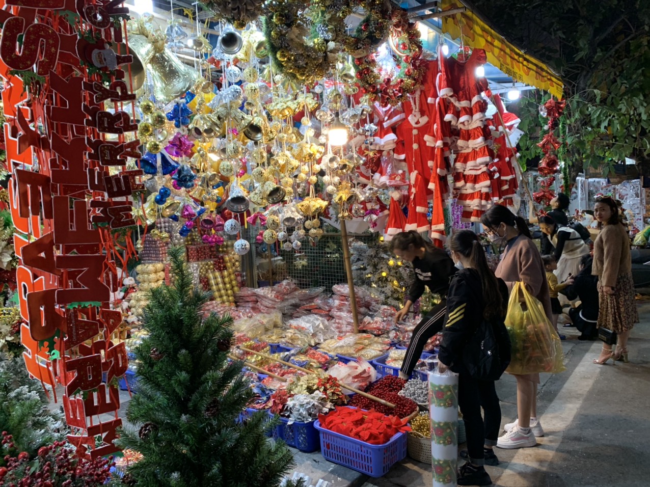 Phố Hàng Mã rực rỡ màu sắc mùa Giáng Sinh | baotintuc.vn