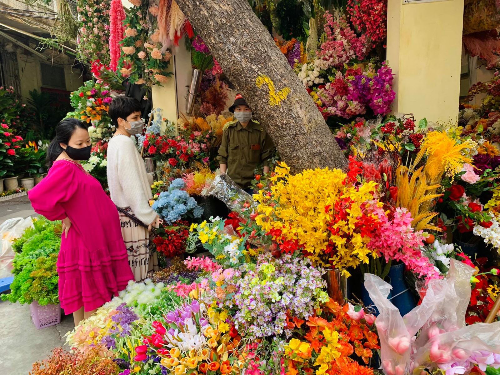 Người dân đi chợ hoa truyền thống Hà Nội không quên đeo khẩu trang |  baotintuc.vn
